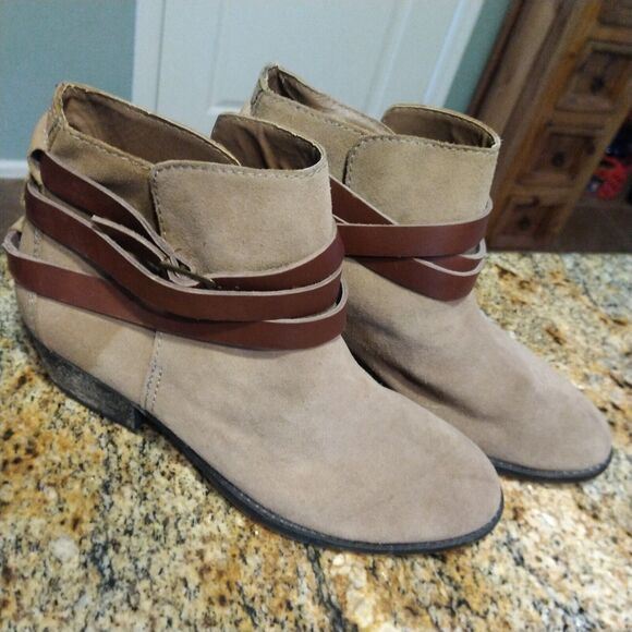 Steve Madden Quesstt Ankle Boots Brown Leather Buckle Strap Detail Women's Sz 9 - Picture 2 of 13